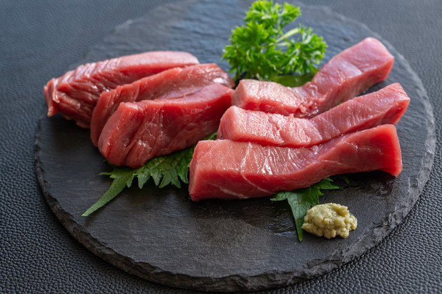 三崎の天然目鉢まぐろ贅沢お刺身セット(中トロ180g、赤身150g)